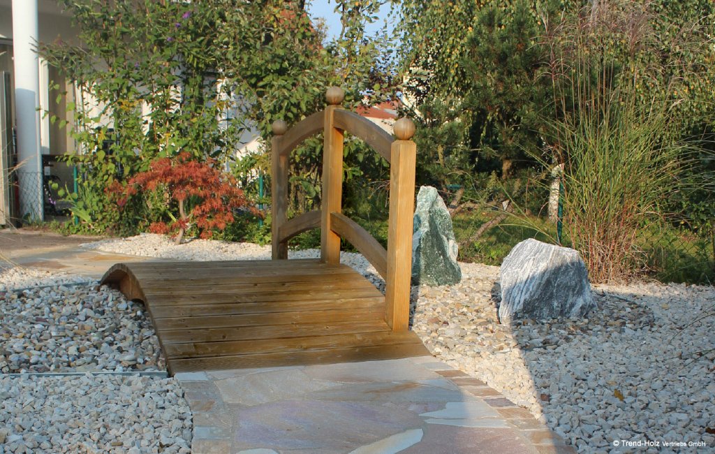 Trend-Holz Gartenbrücke aus Lärchenholz mit Geländer, farbbehandelt Ansicht Gartenbrücke aus Lärchenholz mit Geländer, farbbehandelt