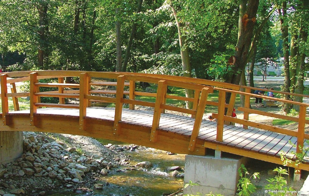 Ansicht Gartenbrücke aus Lärchenholz mit Geländer in Sonderanfertigung