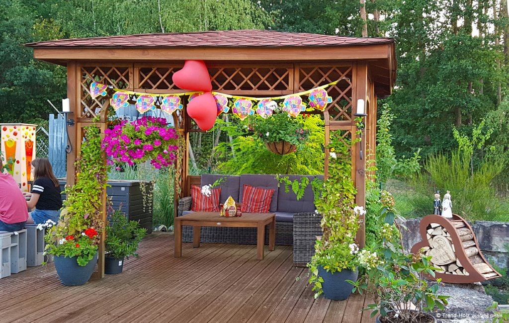 Holzpavillon auf Holzterrasse