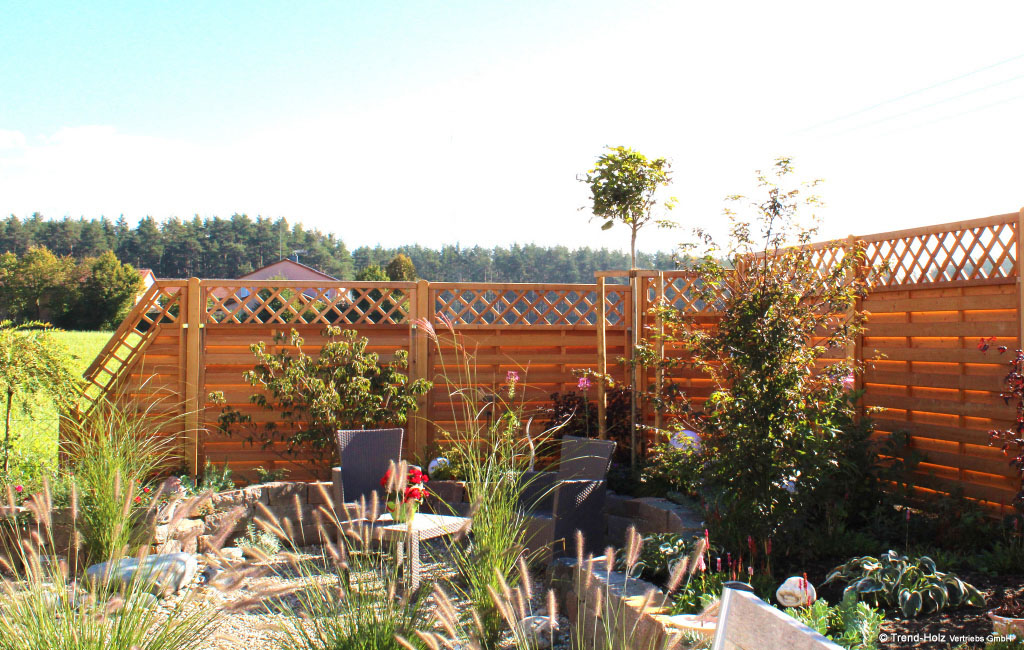 wunderschöner Garten mit Sichtschutzzaun Elemente Sterzing, Lärchenholz, farbbehandelt