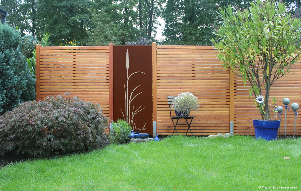 Blick in Garten mit Gestaltungselementen in Metall- und Rostoptik