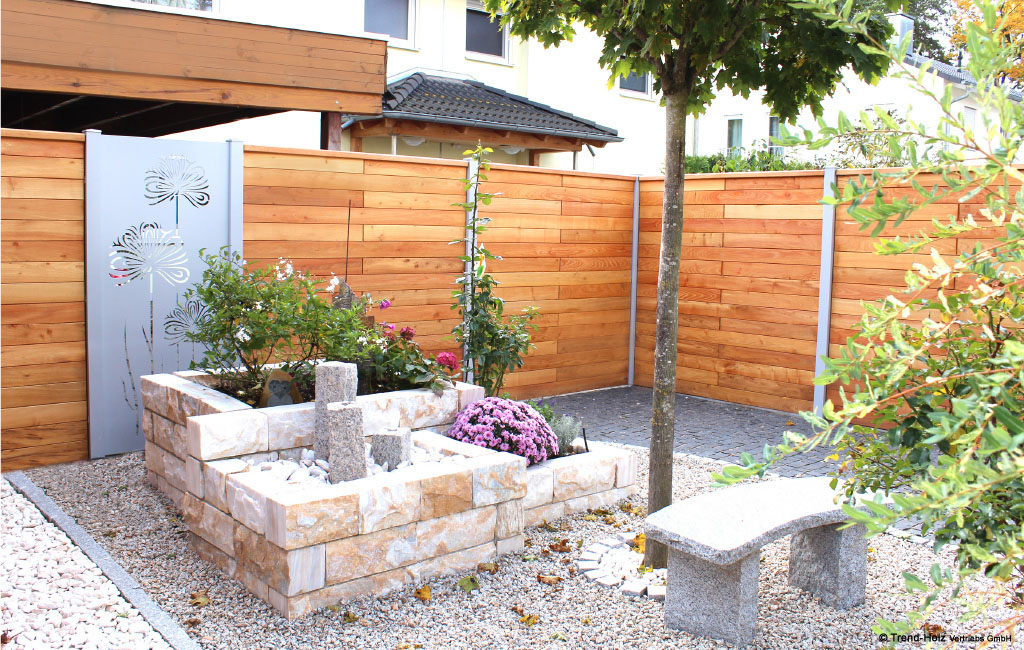 moderner Steingarten mit Holz-Sichtschutz 